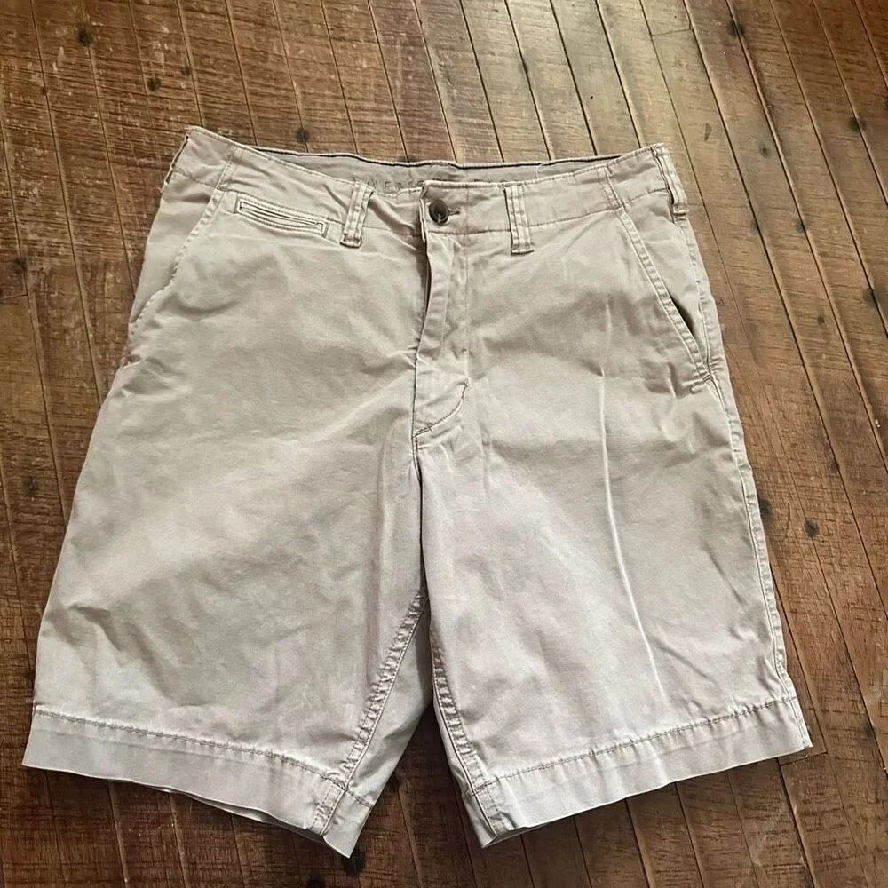 American Eagle tan classic flat front size 31 shorts